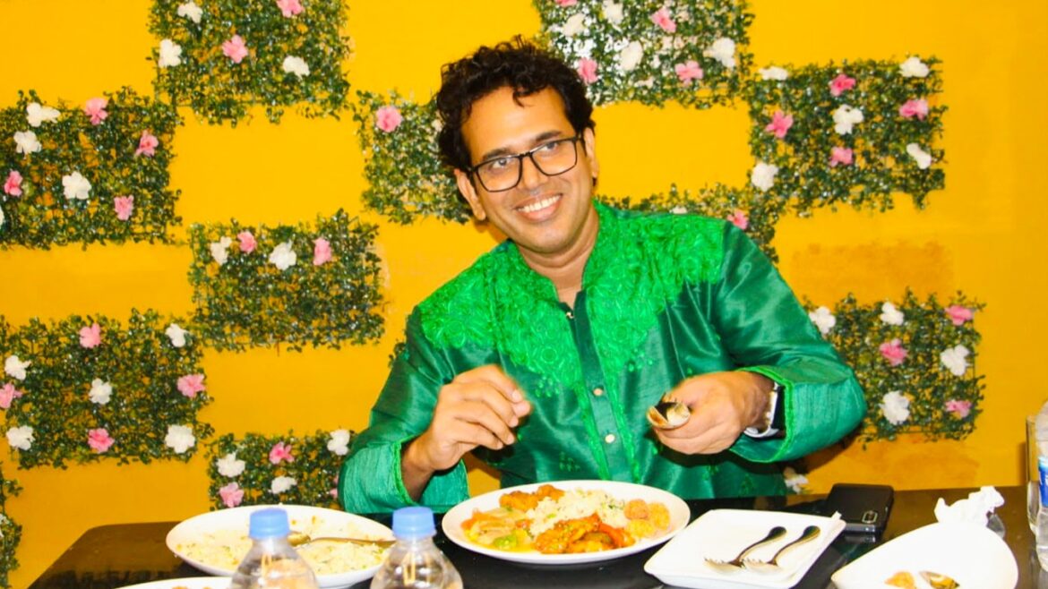 রেস্টুরেন্ট উদ্বোধন করলেন জনপ্রিয় গীতিকার অনুরূপ আইচ